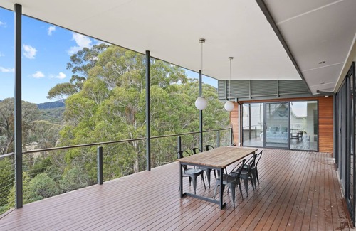 Merrijig House | Woollybutt - sitting high on Alpine Ridge featuring spectacular alpine views