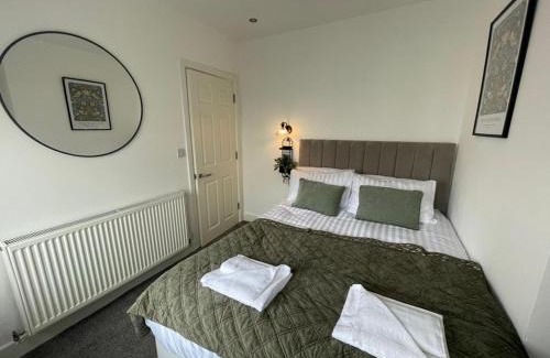 Liverpool Apartment | Woolton Escape Light-filled Free Parking