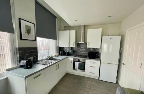 Liverpool Apartment | Woolton Escape Light-filled Free Parking