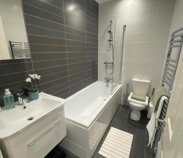 Liverpool Apartment | Woolton Escape Light-filled Free Parking