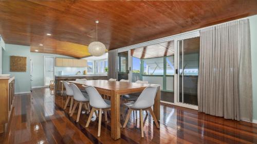 Woorim House | Woorim Beach House with Water Views