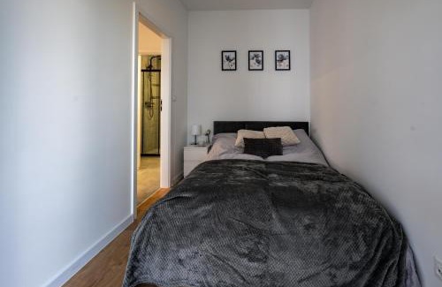 Srodmiescie Apartment | Work and Rest Apartment by Fengshui4u, cowroking, siłownia, nowy budynek, dostęp na kod