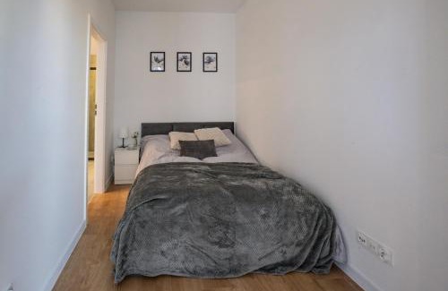 Srodmiescie Apartment | Work and Rest Apartment by Fengshui4u, cowroking, siłownia, nowy budynek, dostęp na kod