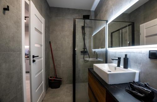 Srodmiescie Apartment | Work and Rest Apartment by Fengshui4u, cowroking, siłownia, nowy budynek, dostęp na kod