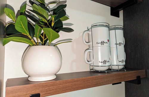 New Center Detroit Apartment | Work/Play Base: Park Free, 10mins DTWN, Fast WiFi