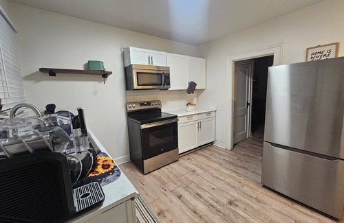 Meridian-Kessler Apartment | Work + Play + Kick back + Fam + Friends + Pets = Vibes are self made!