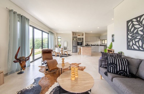 Hibiscus Coast House | Work. Relax. Thrive. Your Digital Nomad Retreat in Serenity Hills