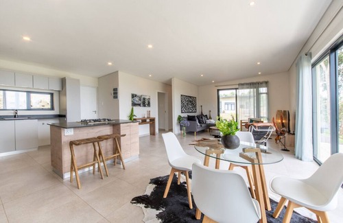 Hibiscus Coast House | Work. Relax. Thrive. Your Digital Nomad Retreat in Serenity Hills