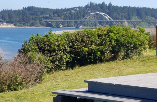 Waldport House | World Class Ocean, Bay, and Bridge Views! Ocean Front on a bluff.