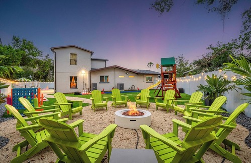 Largo House | WOW 6 BR Ice Cream House, Heated pool, 10 mins to Beach, BBQ, Karaoke, Fire pit