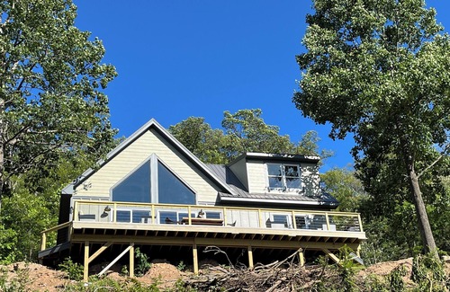Great Cacapon Cabin | Wow! Look @ That View! Sleeps 7, cabin with AC, Wifi, lots of games.