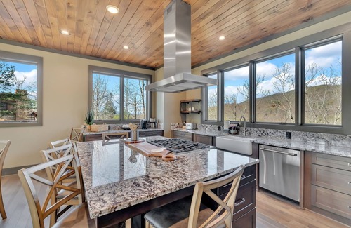 Gatlinburg - Pigeon Forge Cabin | WOW LUXURY! Sleeps 10-12, 4 BR, Pool Table, Hot Tub, Mountain Views