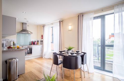 Sheffield Apartment | ♡ WOW ♡ Stylish 2Bed. 2Bath + Free Parking & WiFi