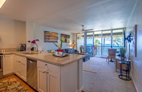 Wailua House Lots Condo | Wow the beach is right here! Plus air conditioned!