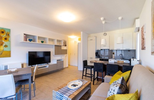 Cavagnano Apartment | Wrap around Lake Views Family sized condo with large balcony