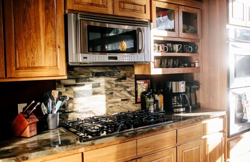 Baker City Apartment | Wunder House, Sleeps 14!