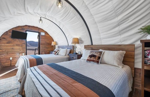 Virgin Cabin | Wyatt Earp Pet Friendly Wagon #30 w/2QB and Fire Pit