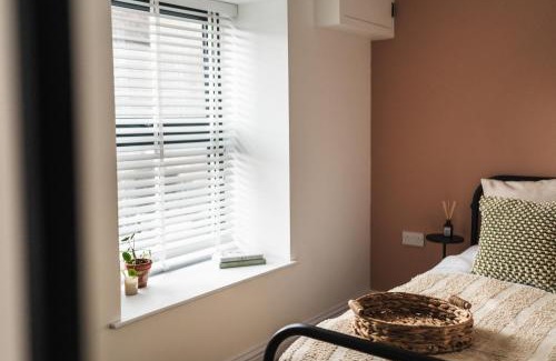 Somerton Apartment | Wych Cottage, Striking 2 Bed, Parking, Ground Floor Flat - Step Free