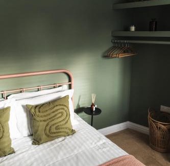 Somerton Apartment | Wych Cottage, Striking 2 Bed, Parking, Ground Floor Flat - Step Free