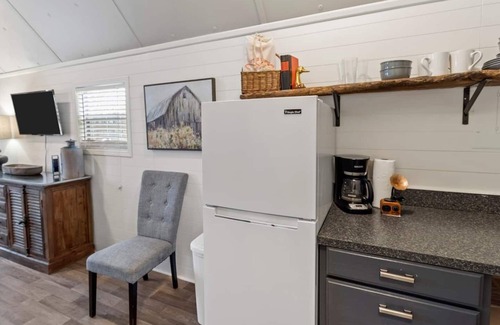 Oil City Cabin | Wyldewood~Caddo Lake Cabins with Kayaks