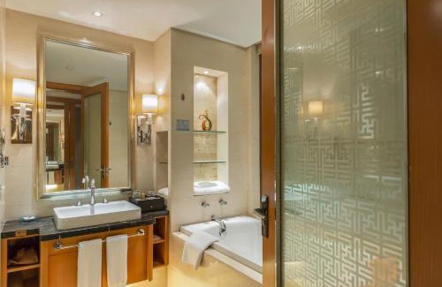 Shihe District Hotel | Wyndham Xinyang Downtown