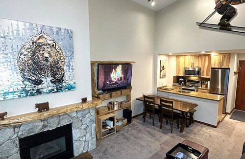Upper Village Condo | XL Luxury Penthouse. Aspens. Ski-in-out. King.3hot tubs.BBQ.Decks. Notate bene!