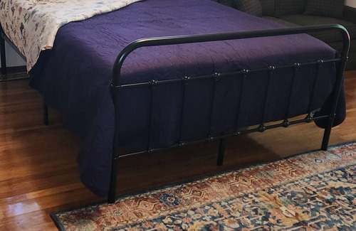 Kent Bed & Breakfast | XL Tukwila Bedroom+Queen Bed+ 50"TV+Kitchenette+Coffee Bar "Private XL Bathroom"