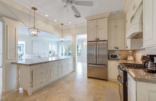 Birch Park Finger Streets House | XMAS Available, Deckland Beach House, 2 mins to the Beach. Family Pool Home!