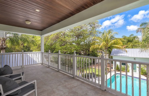 Birch Park Finger Streets House | XMAS Available, Deckland Beach House, 2 mins to the Beach. Family Pool Home!