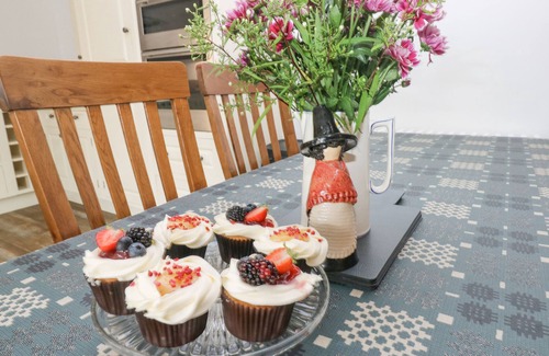 Crosswell Cottage | Y BEUDY, romantic, with hot tub in Newport, Pembrokeshire