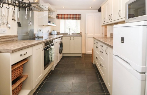 Rhyd-y-clafdy Cottage | Y BWTHYN TY DU, pet friendly, character holiday cottage in Pwllheli