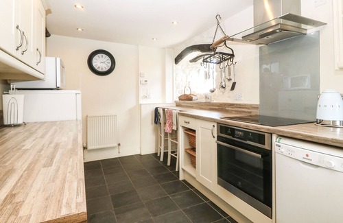 Rhyd-y-clafdy Cottage | Y BWTHYN TY DU, pet friendly, character holiday cottage in Pwllheli