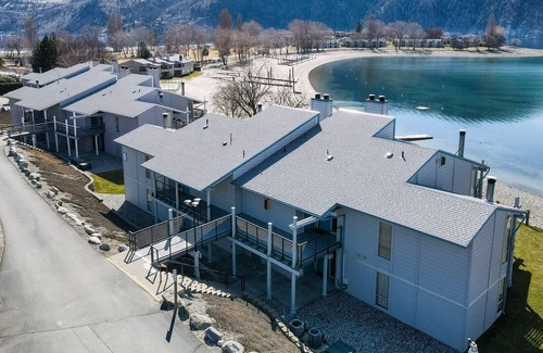 Wapato Point Condo | Yacinde D3 Panoramic Waterfront and Mountain Views