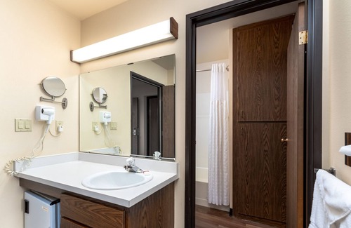 Wapato Point Condo | Yacinde E2 Ground Level Poolside with Two Patios