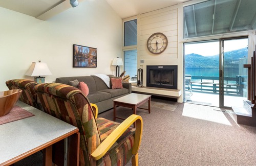 Wapato Point Condo | Yacinde E3 Panoramic Poolside and Mountain Views