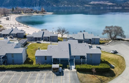 Wapato Point Condo | Yacinde E3 Panoramic Poolside and Mountain Views