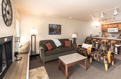 Wapato Point Condo | Yacinde G2 Ground Level Poolside with Two Patios