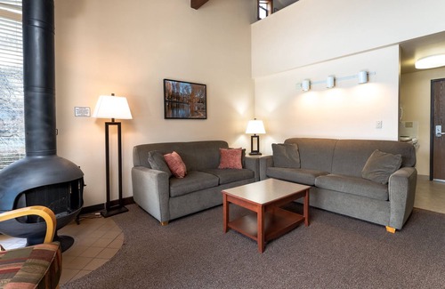 Wapato Point Condo | Yacinde Pool View F5