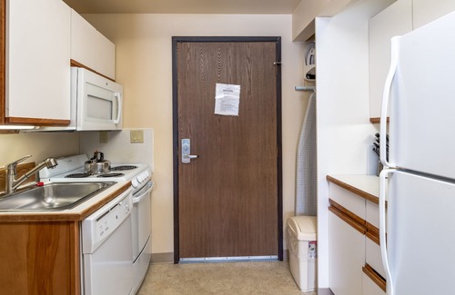Wapato Point Condo | Yacinde Pool View F5