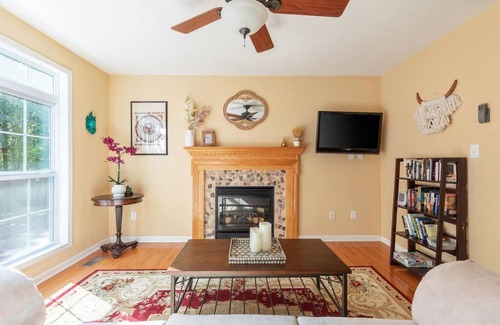Luray House | Yak & Yeti Cabin- Next to River + Wi-Fi + A/C+ BBQ