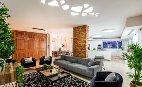 Eilat Villa | YalaRent Villa Enorma with Private Pool