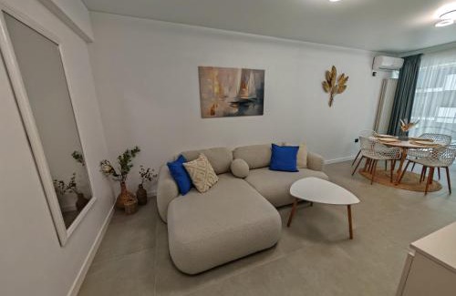 Mamaia-Sat Apartment | Yaya apartments pool and spa by Alezzi Odyssey