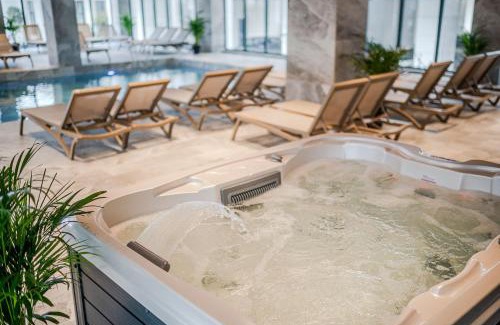 Mamaia-Sat Apartment | Yaya apartments pool and spa by Alezzi Odyssey