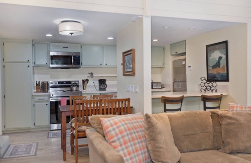 Mammoth Lakes Condo | Year Round Fun! Ski/ High Speed Internet/ Large Screen TV/BBQ/Lakes