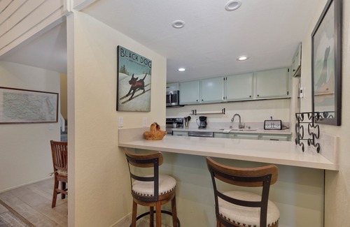 Mammoth Lakes Condo | Year Round Fun! Ski/ High Speed Internet/ Large Screen TV/BBQ/Lakes