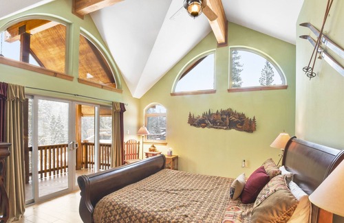 Alpine Meadows House | Year-Round Oasis w/ Private BBQ on Deck | Short Drive to Commons Beach!
