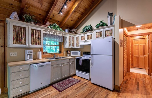 Banner Elk Cabin | Yearling - Cozy Log Cabin with Hot Tub between Valle Crucis and Banner Elk