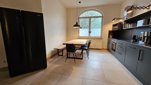 Mitte Apartment | YFB-170m2 Apartment für bis zu 15, modern, 1min zu UBahn, Ruhige Lage, Parkplätze, WIFI, Netflix, Kindergerecht