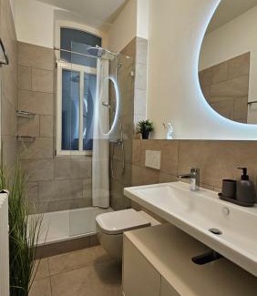 Mitte Apartment | YFB-170m2 Apartment für bis zu 15, modern, 1min zu UBahn, Ruhige Lage, Parkplätze, WIFI, Netflix, Kindergerecht