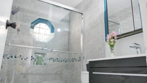 Constant Spring Apartment | Yhavarees Comfy Oasis 2-Bed Aprt- Central & Secure